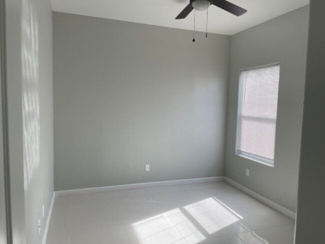 Building Photo - 2507 N Vineyard Ave