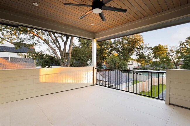 Building Photo - 603 E 47th St