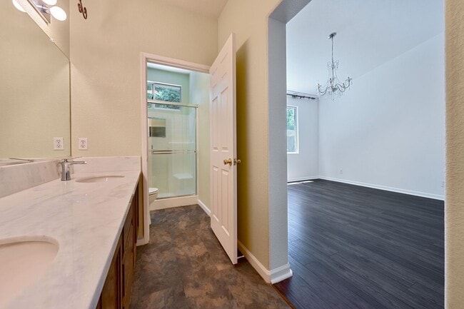 Building Photo - Charming 3-Bed Home in Prime Folsom Locati...