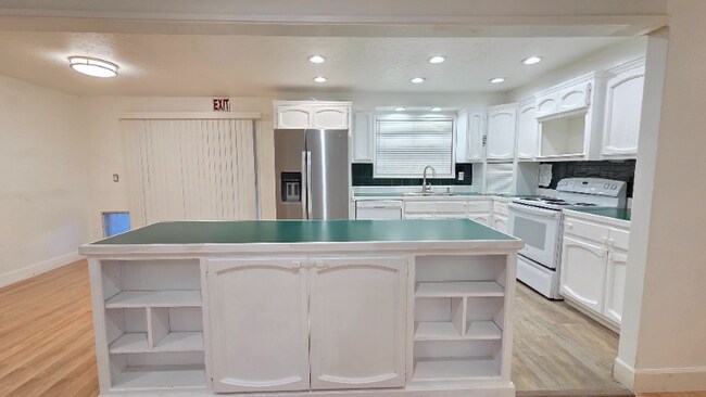 Building Photo - 2307 Tulane St