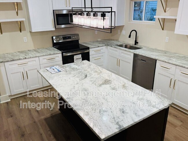 Building Photo - 136 Greentree Dr