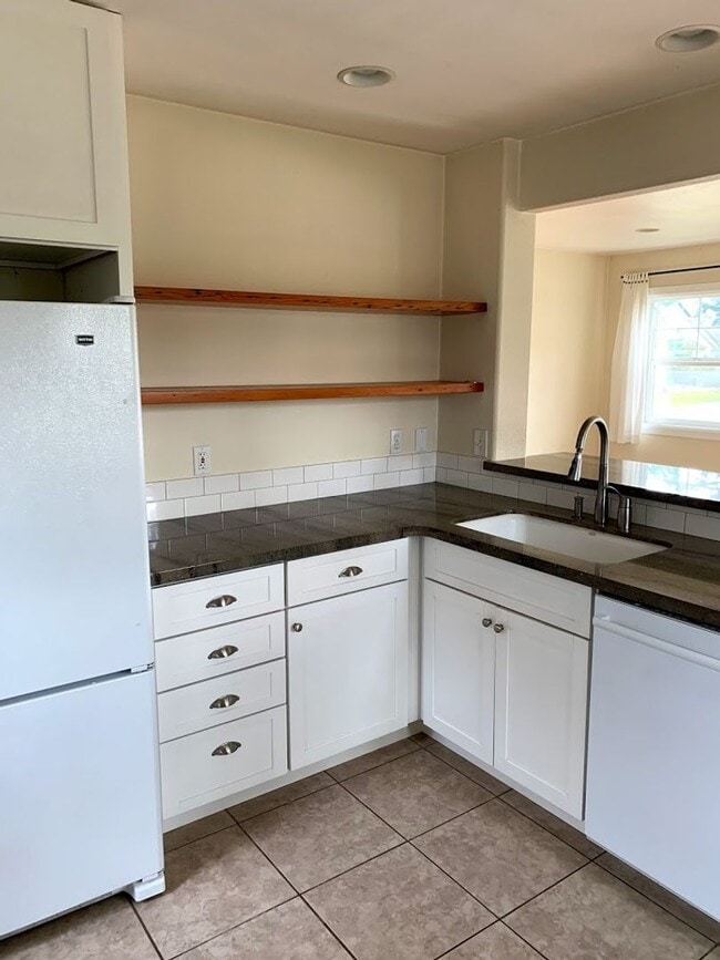 Building Photo - Montavilla 2bd remodeled bungalow. Large k...