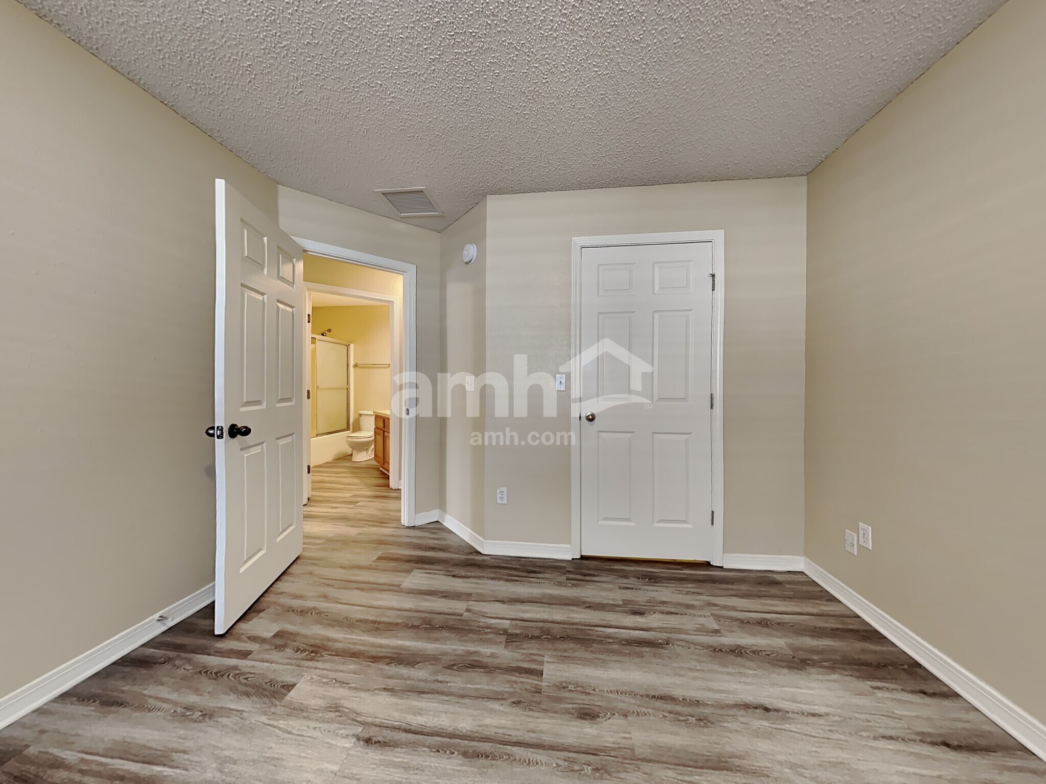 Building Photo - 9215 Hawkeye Dr