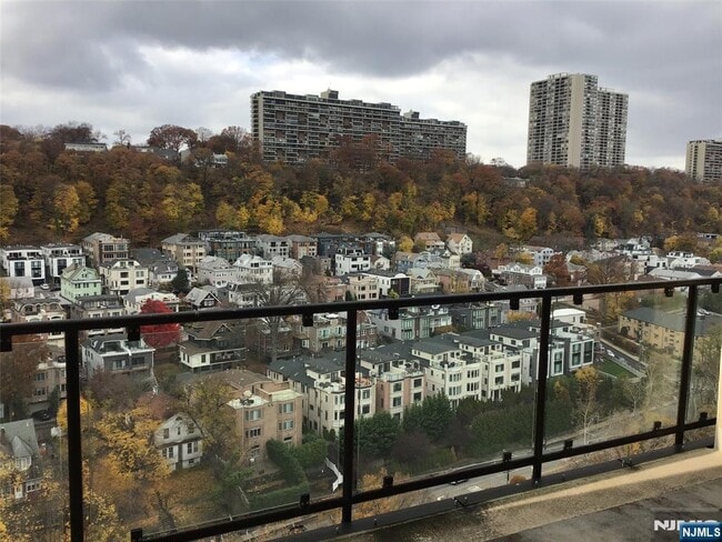 Building Photo - 1203 River Rd