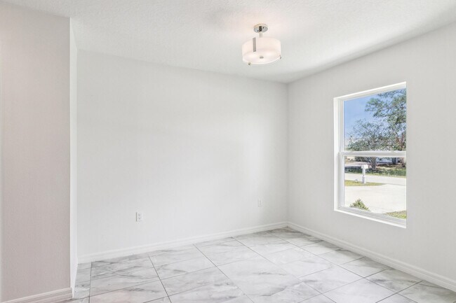 Building Photo - 766 SE Academy Ln