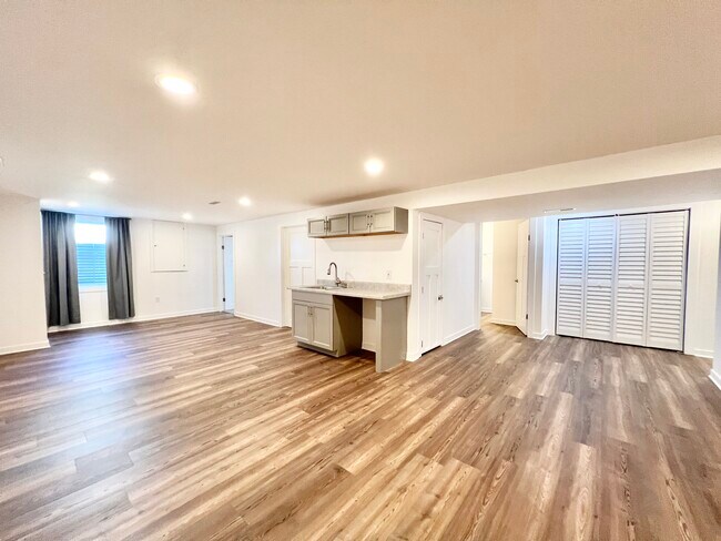 Building Photo - 4316 Sandhill Dr