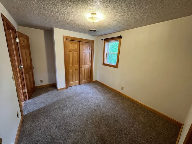 Building Photo - Spacious 3bd/2ba - AVAILABLE NOVEMBER!