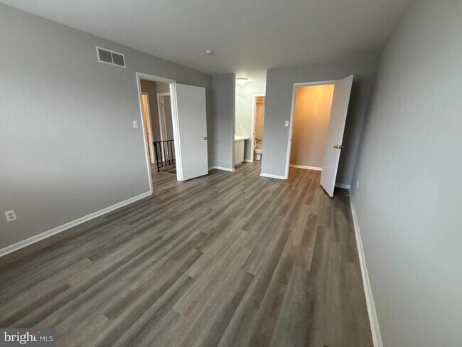 Building Photo - 476 Bridge St