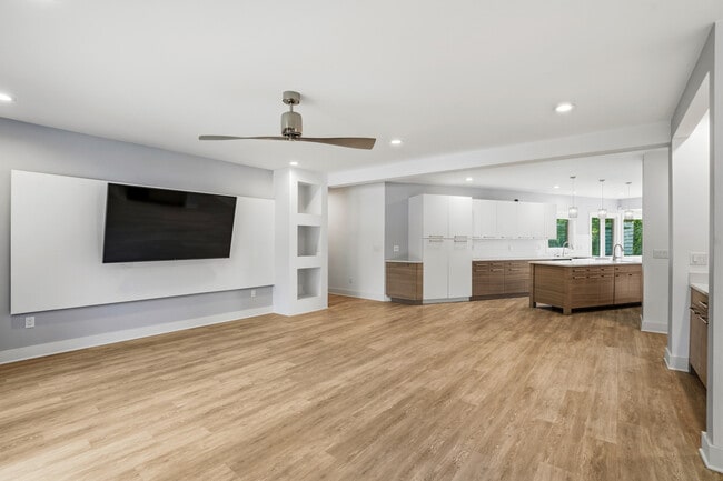 Building Photo - 4515 N Lake Dr