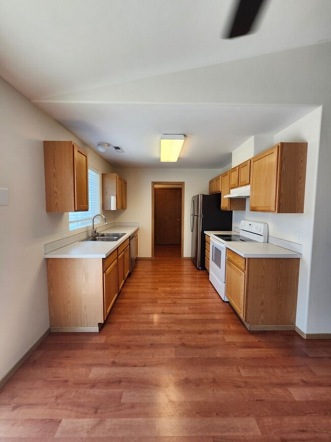 Building Photo - Beautiful Pasco Home w/Peaceful Backyard
