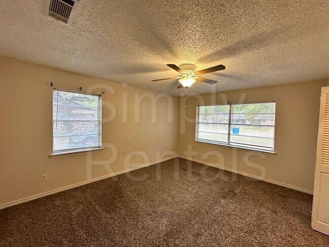 Building Photo - 7 Timberside Dr