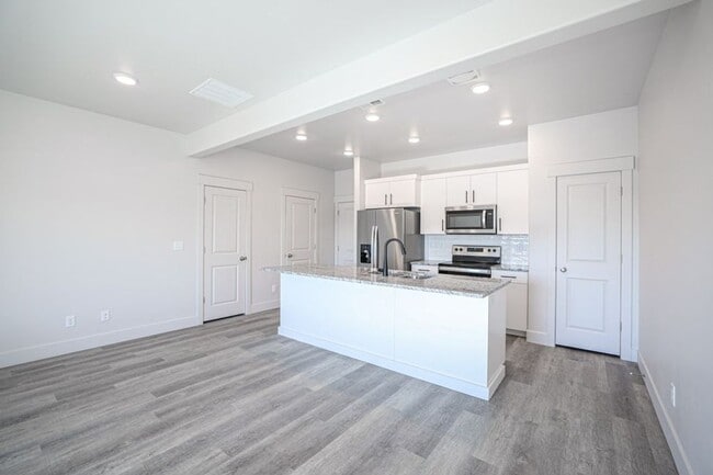 Building Photo - 3 bed, 2.5 bath Summerfield Townhome found in Rexburg! BRAND NEW PAINT THROUGHOUT!!!!