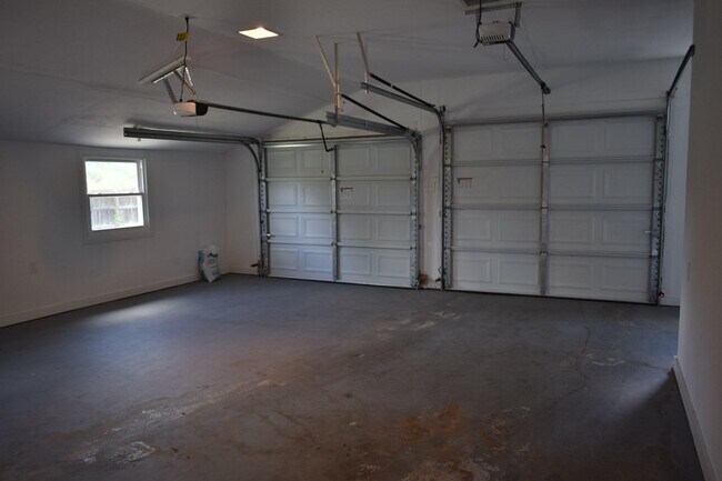Building Photo - 4055 Ringwood Rd