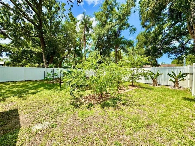 Building Photo - 8424 N Packwood Ave