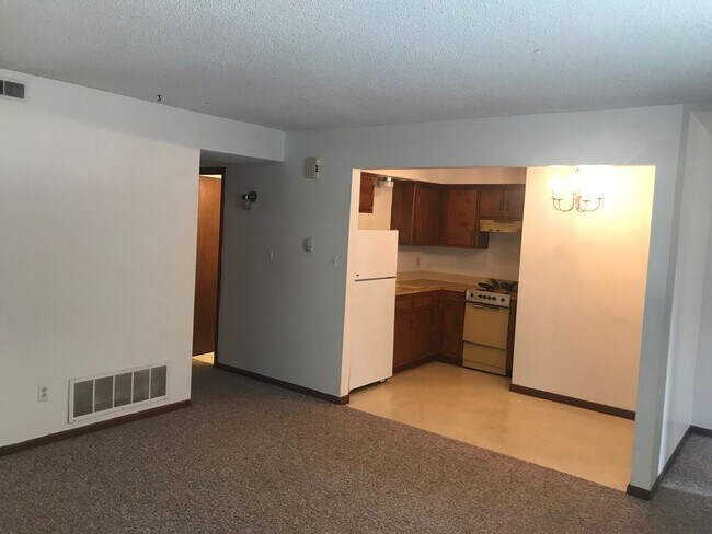 Building Photo - 3232 Cardinal Dr