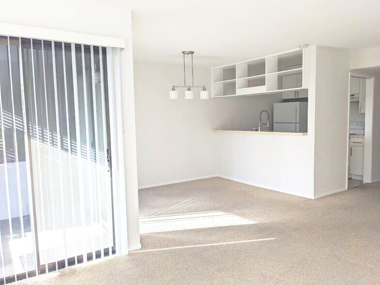 Building Photo - 3335 La Mesa Dr