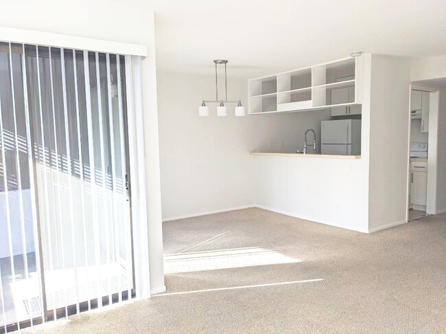 Building Photo - 3335 La Mesa Dr