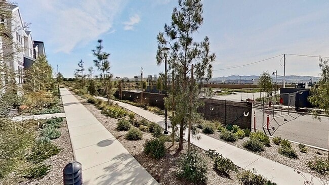 Building Photo - Spacious 4Bd 4Ba Tri-Level Home in Luna Park Community in Irvine