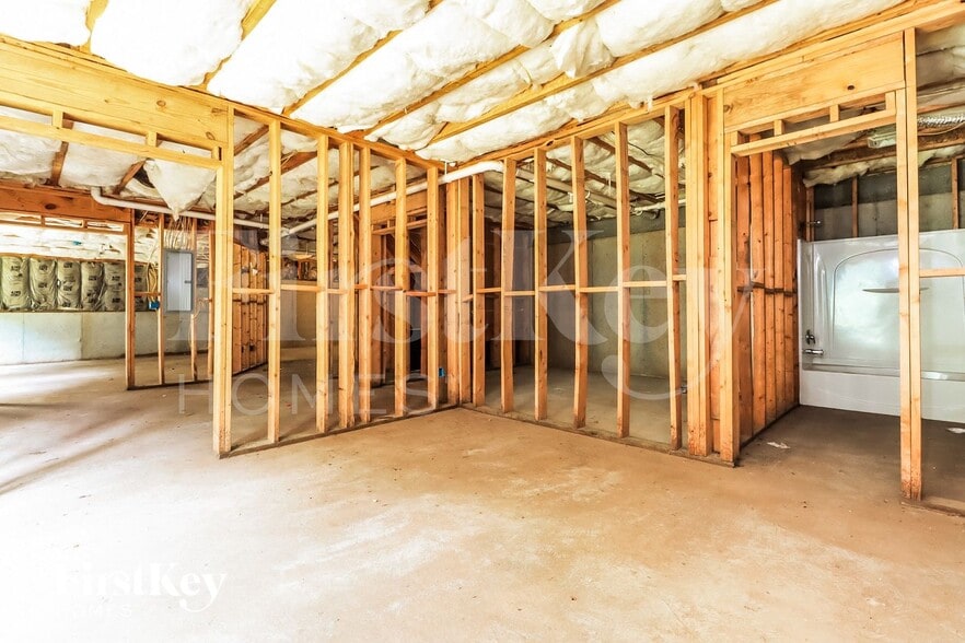 Building Photo - 592 Howell Dr