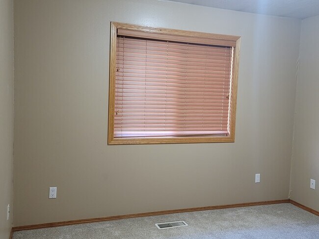 Building Photo - Three bedroom two bathroom twin home