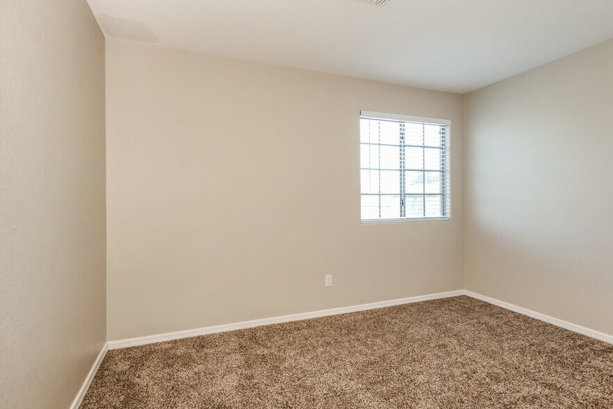 Building Photo - 2255 E Parkside Ln