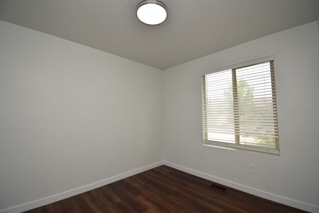 Building Photo - Newly Remodeled Magna Gem with New Appliances & Easy Freeway Access!!