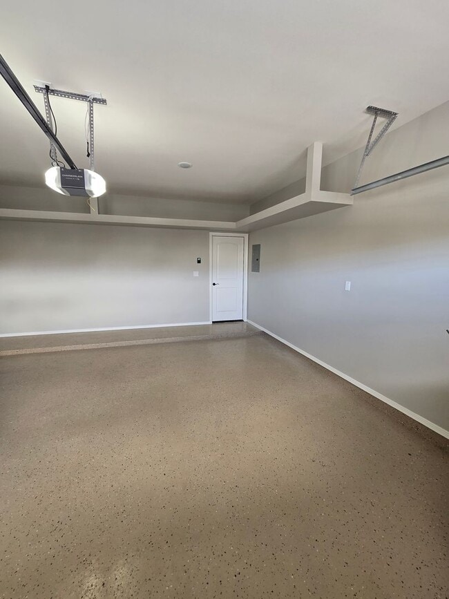 Building Photo - LUXURIOUS EASTSIDE HOME FOR RENT