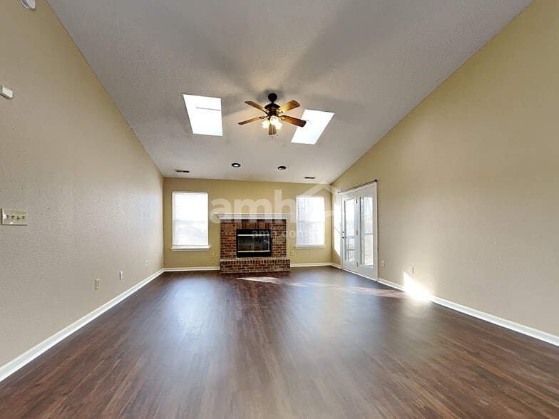 Building Photo - 220 Longview Bend