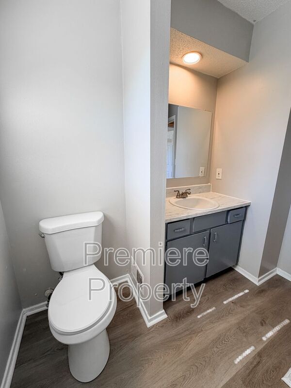 Building Photo - 219 N Oak Dr