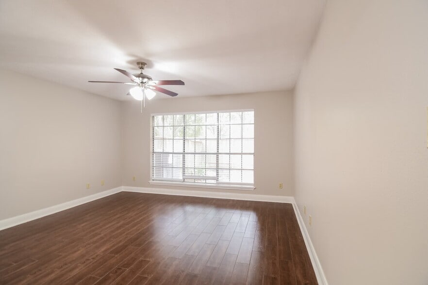 Building Photo - 4765 Oakmont Ct