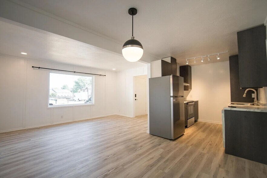 Building Photo - 3016 W Roxbury St