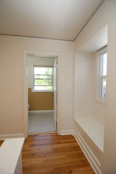 Building Photo - 4935-4935 E Burnside St