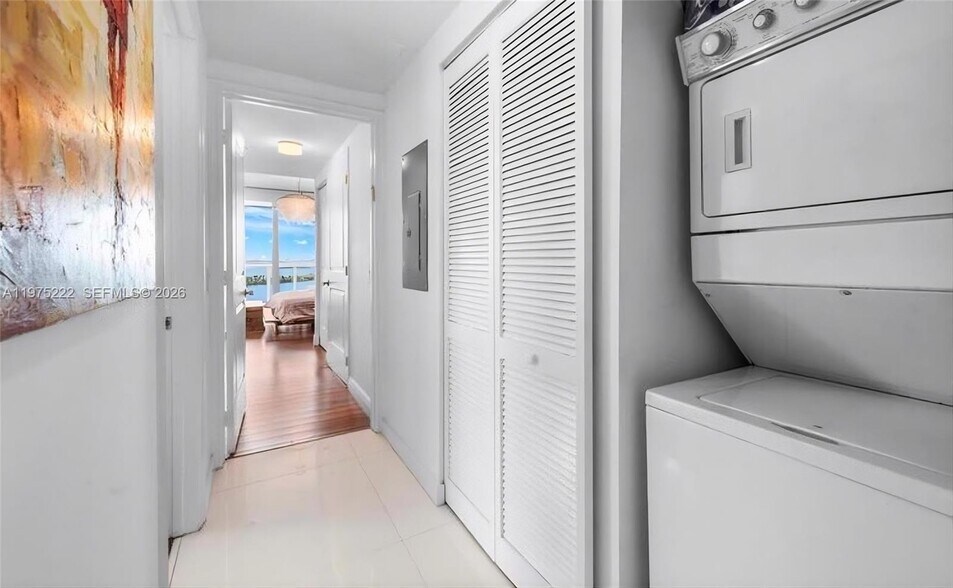 Building Photo - 480 NE 30th St