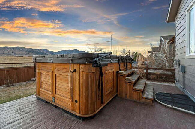 Building Photo - Modern Living. Unforgettable Views 5 bedroom / 5 bathrooms in the desirable Candelas community