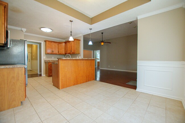 Building Photo - Pet Friendly Three Bedroom with Bonus in S...