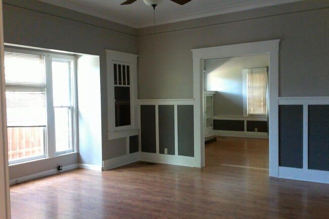 Building Photo - 1284 N Ferger Ave