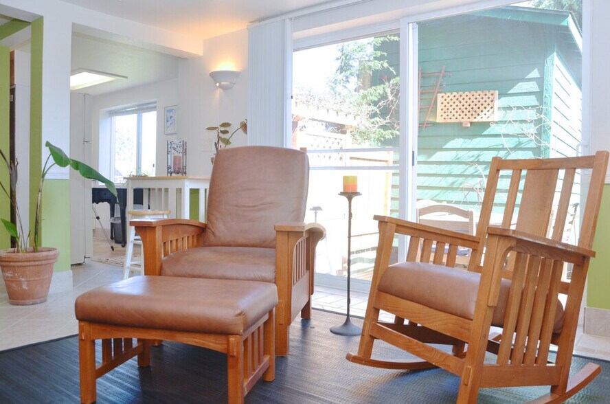 Building Photo - 210 27th Ave E