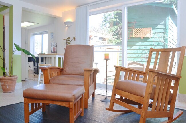 Building Photo - 208 27th Ave E