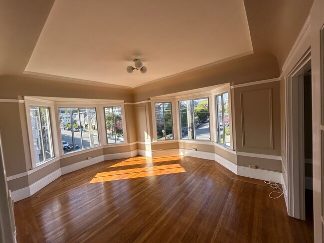 Front Room - 302 31st Ave