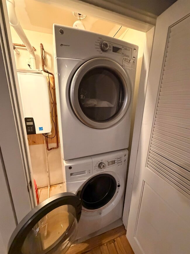 Building Photo - 298 6th St