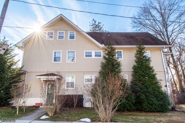 Building Photo - 422 Valley Rd