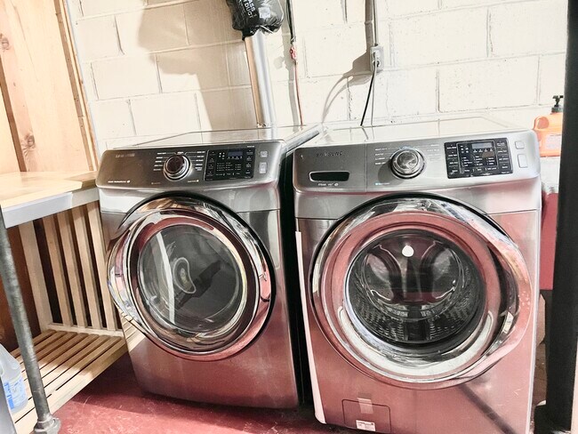 Laundry - 3246 Hayes St NE