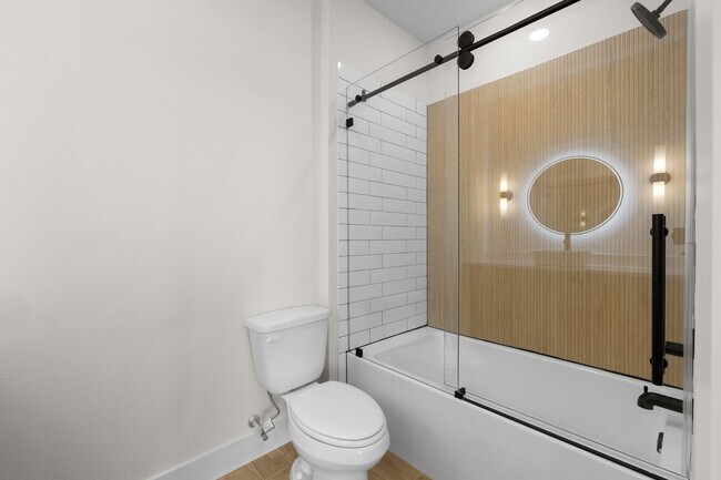 Building Photo - 4Bed/4Bath - Fully Furnished Townhome Avai...