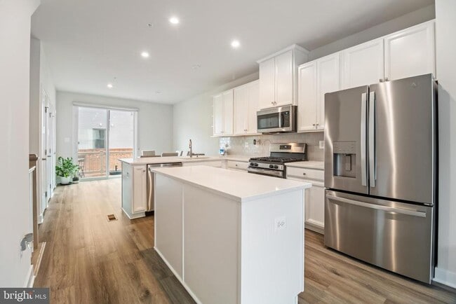 Building Photo - 646 Lakemont Dr