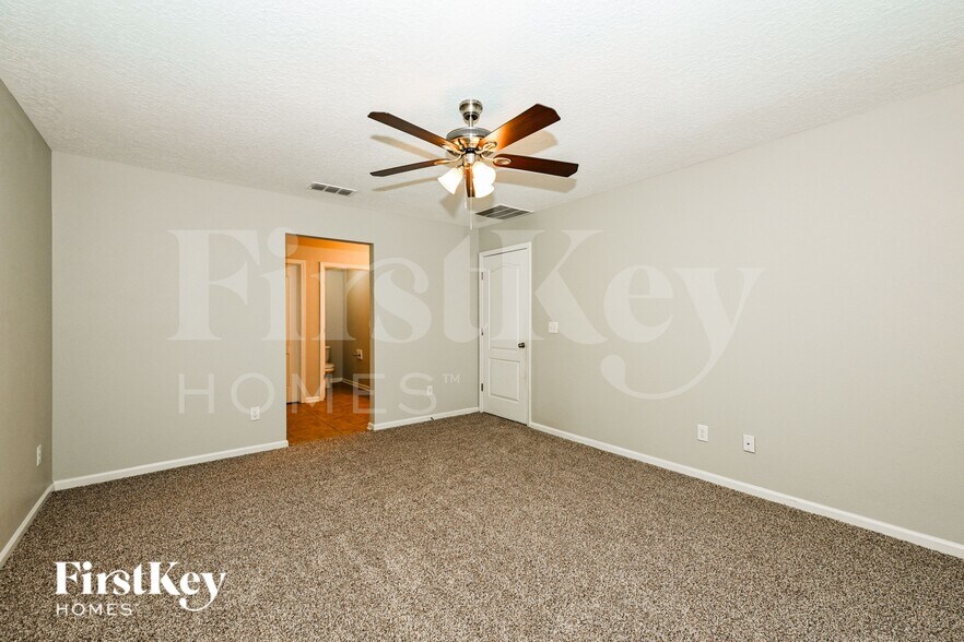 Building Photo - 403 W New England Dr