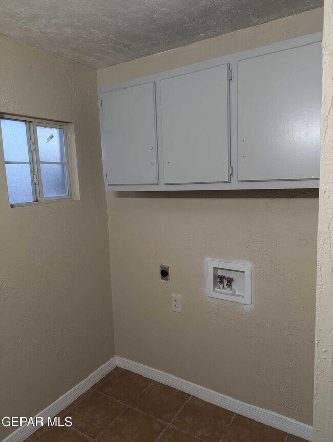 Building Photo - 14633 Valentin Dr