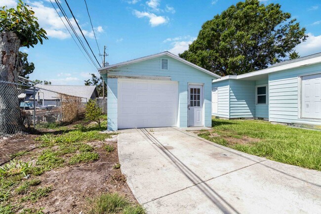 Building Photo - 4020 Miramar Way S