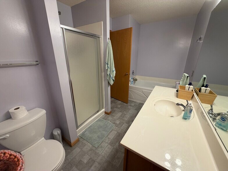 Building Photo - 2336 Oakridge Cir