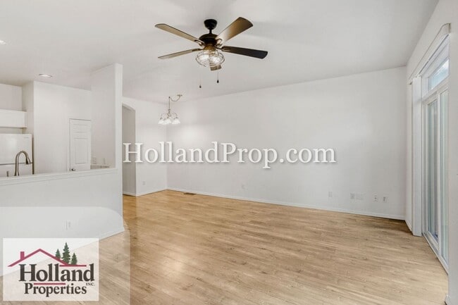 Building Photo - Live in Style: Updated Townhome with Amenities & Ideal Location