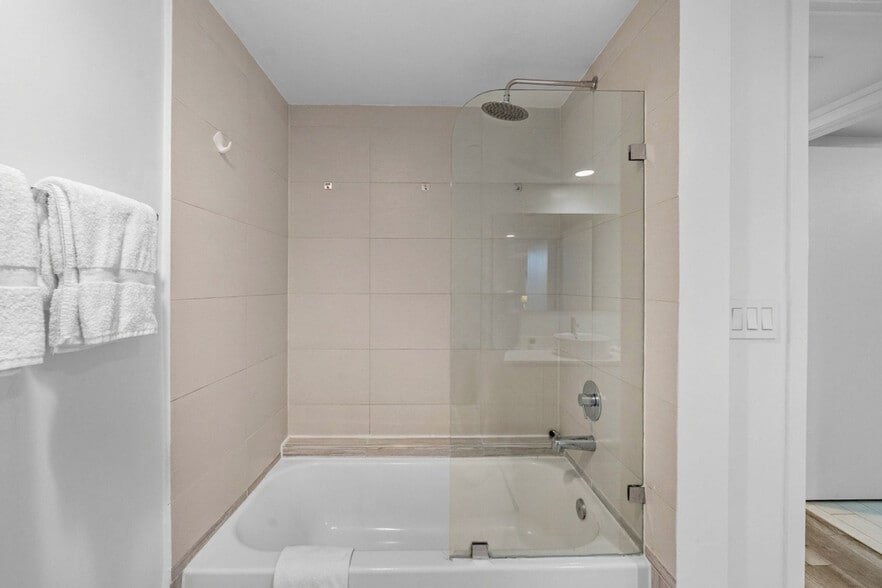 Building Photo - 2602 E Hallandale Beach Blvd
